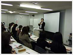 セミナー風景(会場の都合上111名以上をお断りし、63名で行われる)