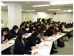 セミナー風景(会場の都合上111名以上をお断りし、63名で行われる)