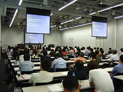 セミナー風景（会場の都合上111名以上をお断りし、63名で行われる）