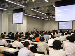 セミナー風景（会場の都合上111名以上をお断りし、63名で行われる）